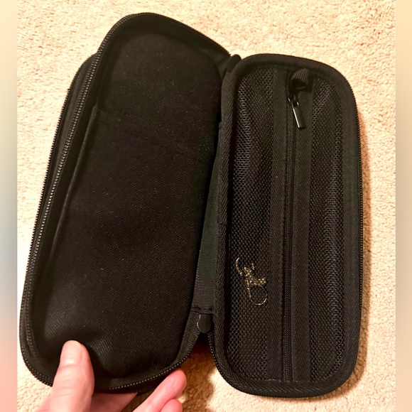 New:Pencil case, vegan leather, two compartments, black. Line yarn for carrying. - Picture 3 of 6